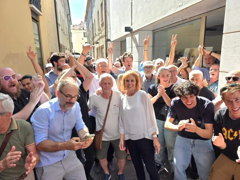 Maria Ghimenton, nuova sindaca di Castelfranco, festeggia la vittoria con tutta la squadra