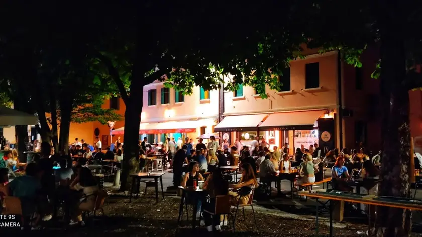Una serata in piazza a Montebelluna si è trasformata in un incubo per una ragazza molestata da un giovane
