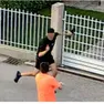 Un frame che riprende l’aggressore (in nero) e il soccorritore