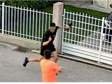 Un frame che riprende l’aggressore (in nero) e il soccorritore