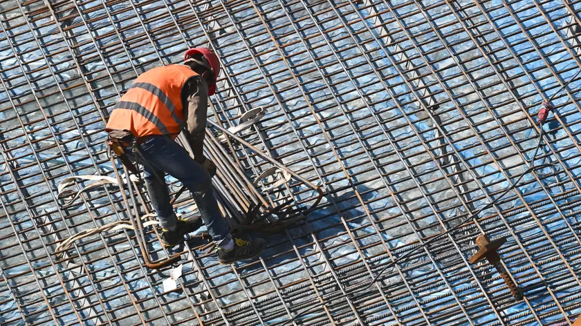 Operai edili al lavoro sotto il sole in un cantiere