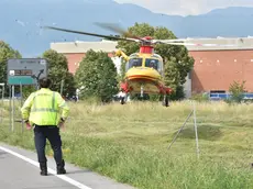 L'elisoccorso in azienda (foto Cavicchi/Macca)
