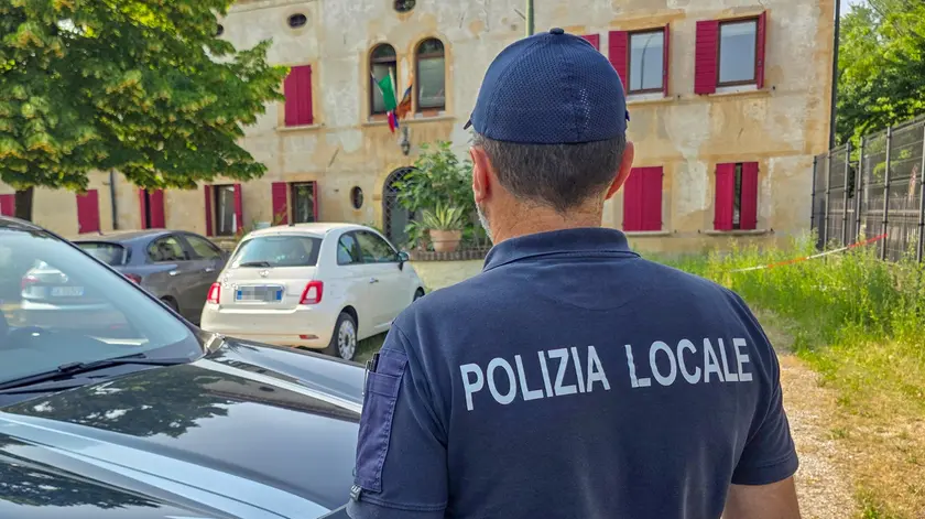 Sul posto sono intervenuti gli agenti della polizia locale