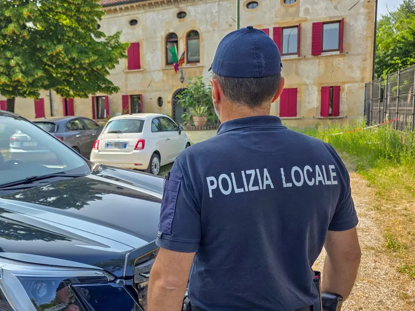 Sul posto sono intervenuti gli agenti della polizia locale