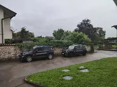 I carabinieri fuori dall'abitazione della coppia