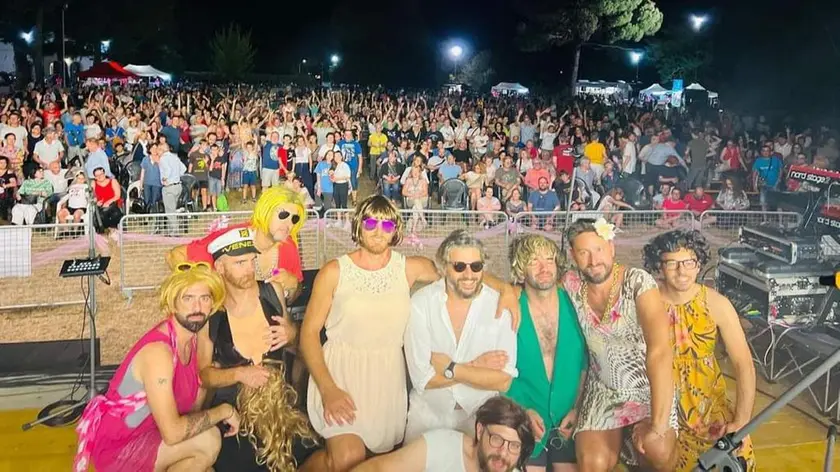 Un concerto dei Massadores: Guidolin è in piedi con gli occhiali da sole