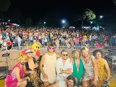 Un concerto dei Massadores: Guidolin è in piedi con gli occhiali da sole