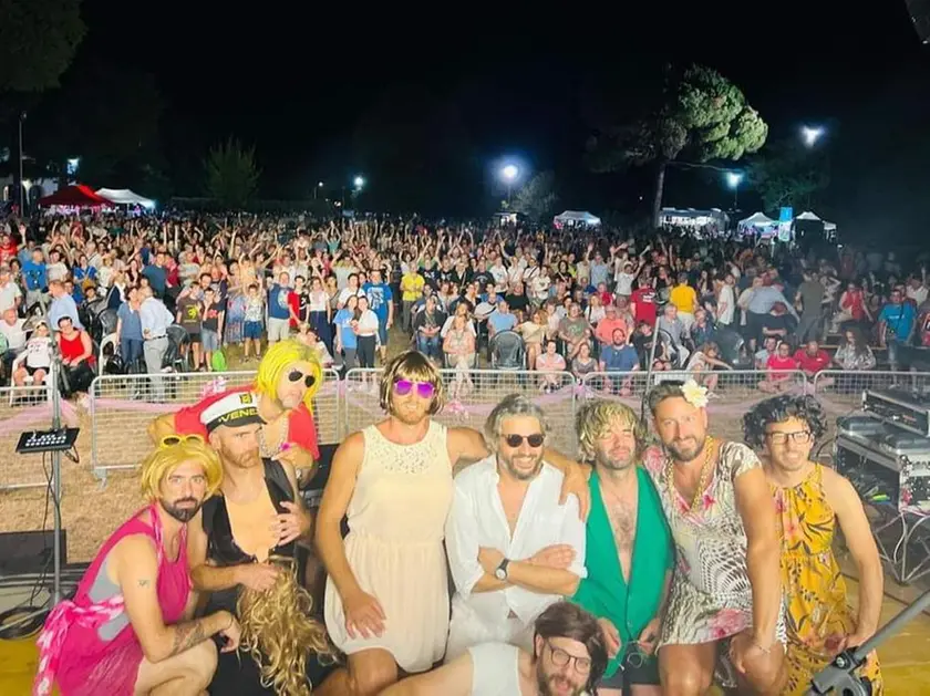 Un concerto dei Massadores: Guidolin è in piedi con gli occhiali da sole