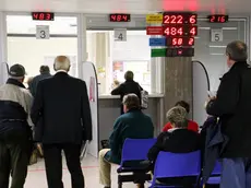 Cittadini in una sala d'attesa di un Cup