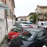 Auto parcheggiate lungo via Dandolo: alcuni degli stalli di sosta verranno rimossi per lasciare spazio al cantiere