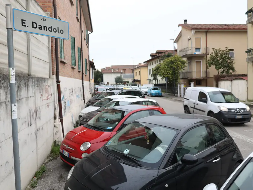 Auto parcheggiate lungo via Dandolo: alcuni degli stalli di sosta verranno rimossi per lasciare spazio al cantiere