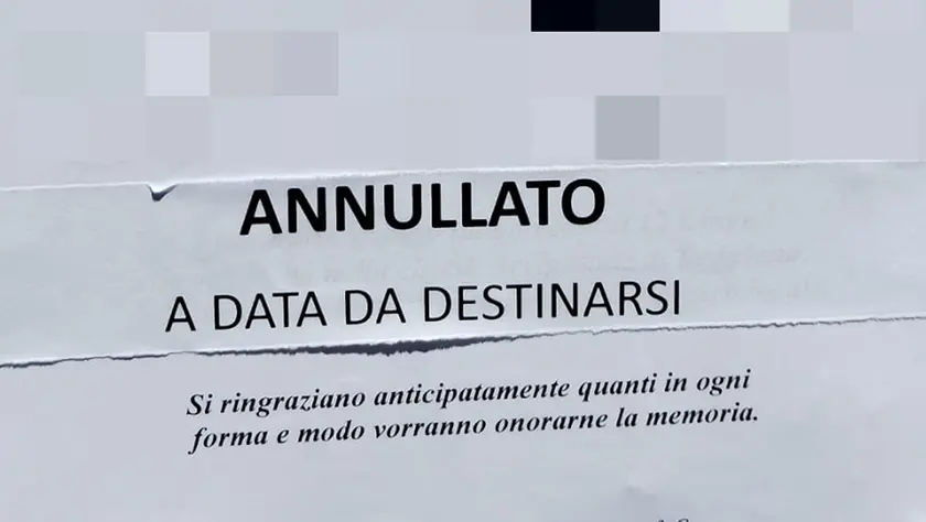 L'epigrafe con l'annullamento del funerale