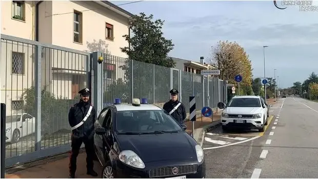 Conegliano, 19enne accoltella il padre: perizia psichiatrica lo dichiara incapace di intendere