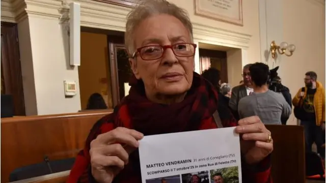 La zia Lucilla con il volantino per la ricerca di Matteo Vendramin