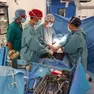 Medici al lavoro in una sala operatoria: anche le operazioni vengono ridotte a causa delle ferie estive