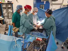 Medici al lavoro in una sala operatoria: anche le operazioni vengono ridotte a causa delle ferie estive