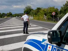 Un posto di blocco della polizia locale, a Ponzano. un uomo di 35 anni scappato all’alt è stato inseguito