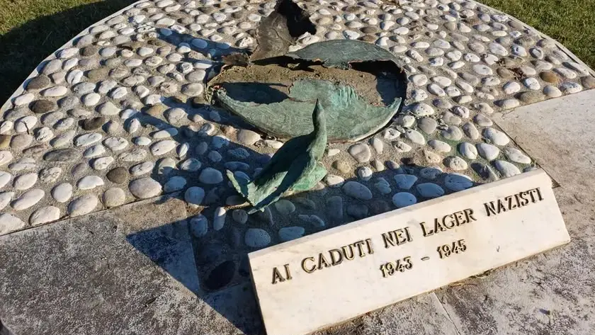 Il monumento danneggiato