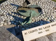 Il monumento danneggiato