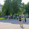 Il campetto da basket nell’area verde a Biadene