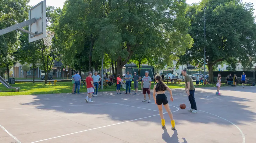 Il campetto da basket nell’area verde a Biadene