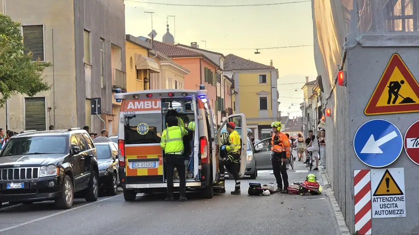 I soccorritori del Suem 118 sul luogo dell’investimento in via Borgo Pieve a Castelfranco (Foto Macca)
