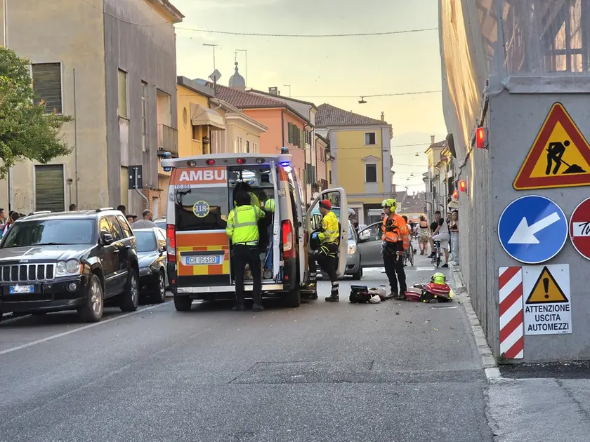 I soccorritori del Suem 118 sul luogo dell’investimento in via Borgo Pieve a Castelfranco (Foto Macca)