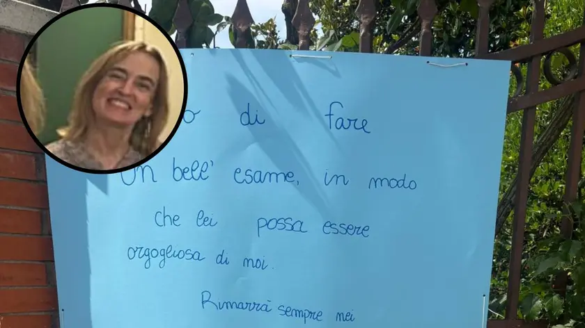 Il cartello e i fiori lasciati dagli studenti davanti alla casa di Chiara Guerra (nel tondo) uccisa dal nipote (foto Bortoluzzi)