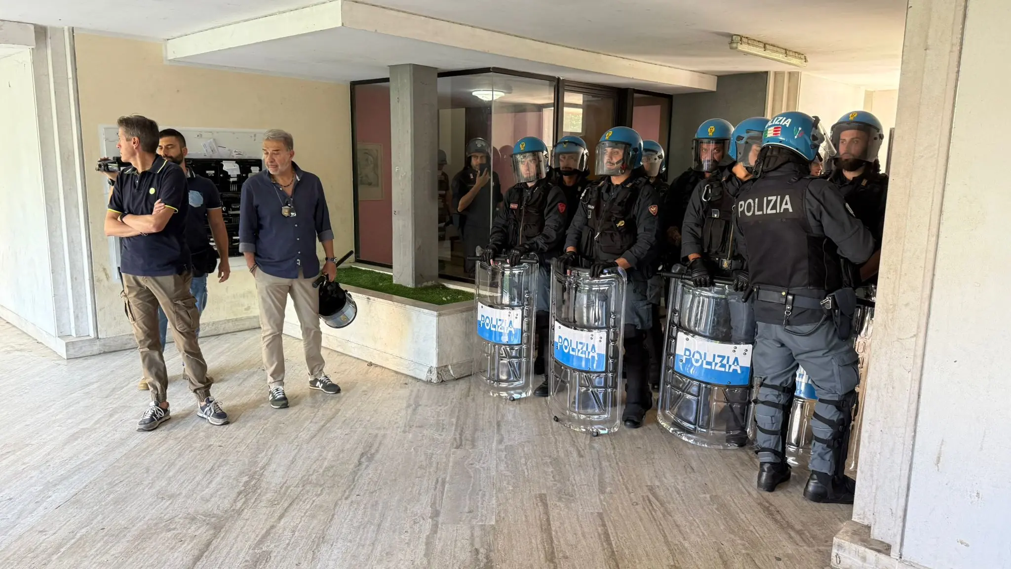 La polizia schierata in via Pisa