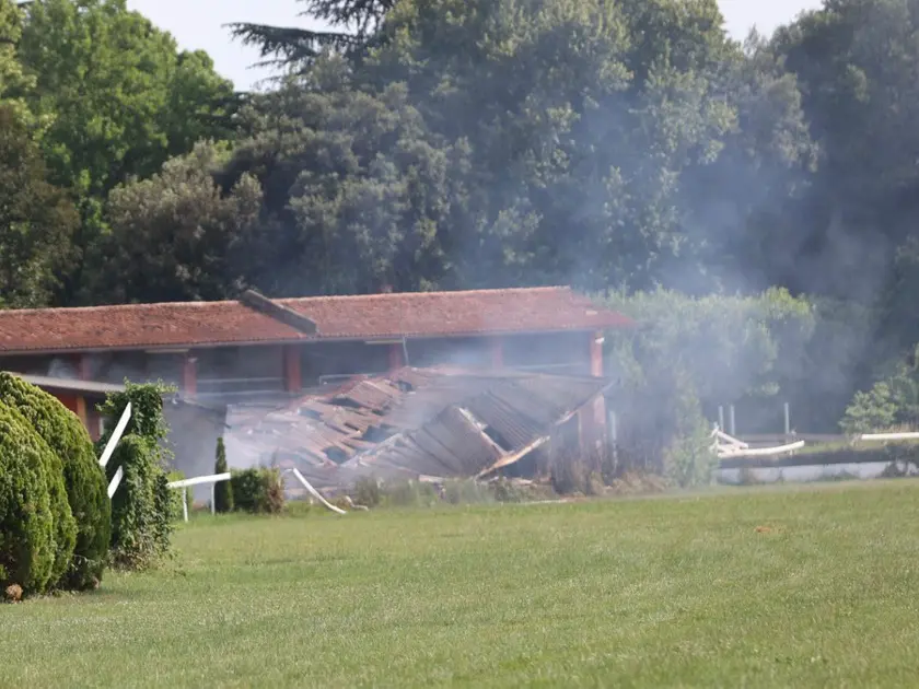 La stalla dell'ippodromo Sant'Artemio crollata a causa dell'incendio