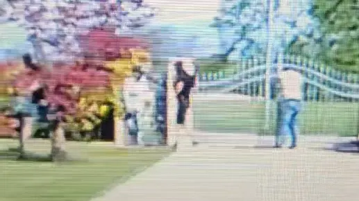 Un fermo immagine dei ladri nel video ripreso dalle telecamere