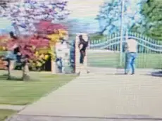 Un fermo immagine dei ladri nel video ripreso dalle telecamere
