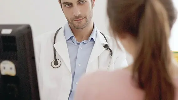 Un medico in ambulatorio. Ecco come funzionano le case di comunità