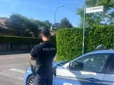 Un agente della Volante in via Battistel a Treviso