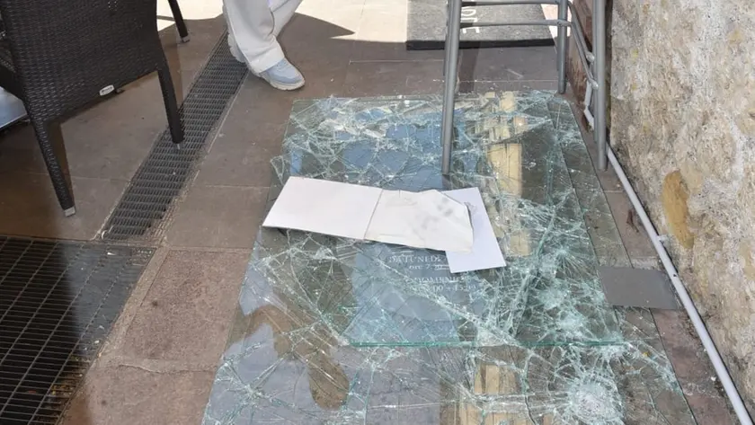 Il vetro della porta d'ingresso sfondato dai ladri