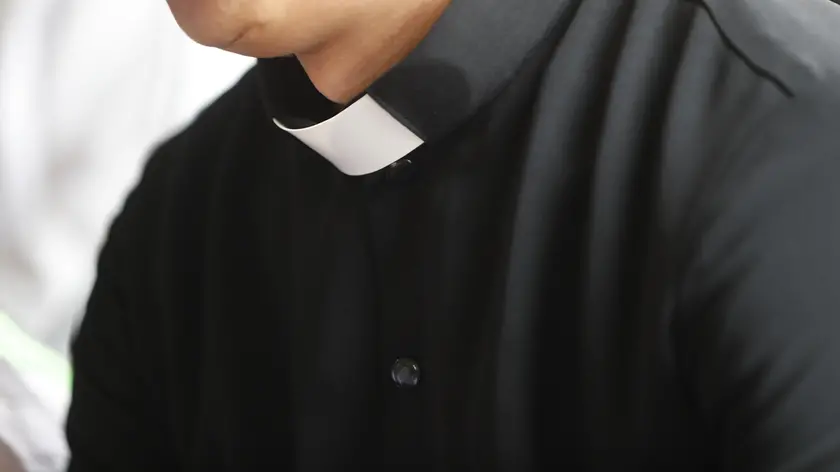 Un sacerdote. Due preti risarciti per l'accusa infondata di abusi sessuali