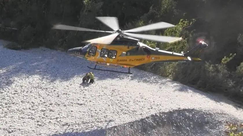 La simulazione con l'arrivo dell'elicottero sul greto del Natisone dove sono morti i tre ragazzi