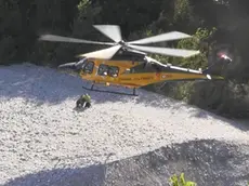 La simulazione con l'arrivo dell'elicottero sul greto del Natisone dove sono morti i tre ragazzi