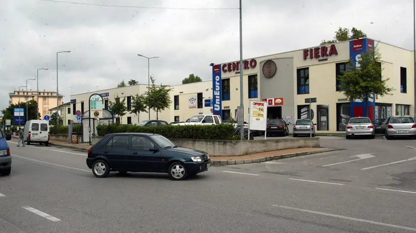 NELLA FOTO VIALE IV NOVEMBRE NEL QUARTIERE FIERA, DOVE ANDREA RIGO E' STATO CENTRATO AL CAPO DA UN CARTELLO STRADALE DIVELTO DA UN'AUTO