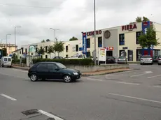 NELLA FOTO VIALE IV NOVEMBRE NEL QUARTIERE FIERA, DOVE ANDREA RIGO E' STATO CENTRATO AL CAPO DA UN CARTELLO STRADALE DIVELTO DA UN'AUTO