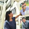 La mamma di Mattia Battistetti davanti alla foto del figlio morto a soli 23 anni