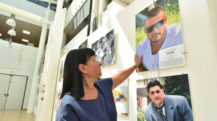 La mamma di Mattia Battistetti davanti alla foto del figlio morto a soli 23 anni