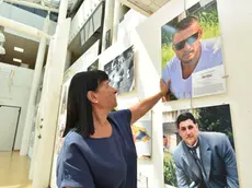 La mamma di Mattia Battistetti davanti alla foto del figlio morto a soli 23 anni