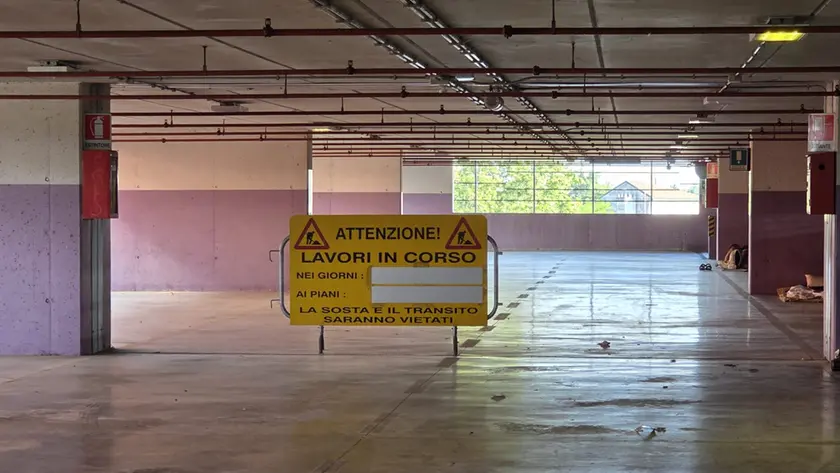 La transenna al park Dal Negro, sullo sfondo i giacigli dei migranti
