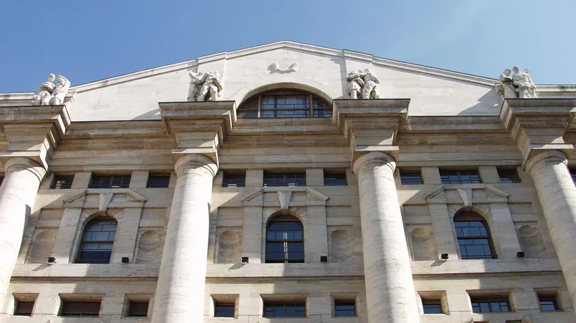 Una immagine dell'esterno del palazzo della Borsa di Milano
