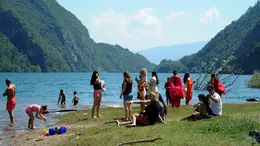 Belluno. Turisti al Lago del Mis sulle Dolomiti