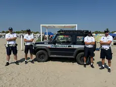 La polizia locale contro gli abusivi in spiaggia a Sottomarina