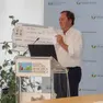 Il fondatore della Città della Speranza, Franco Masello, con un assegno ricevuto l’altra sera