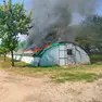 Il capannone incendiato (foto vigili del fuoco)