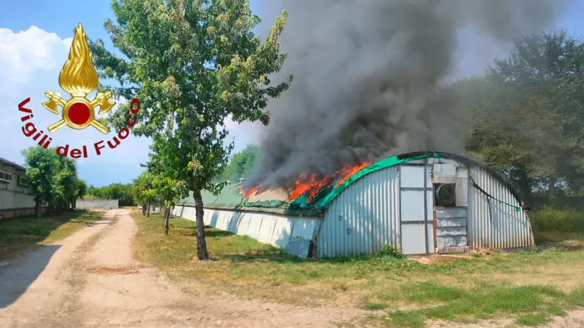 Il capannone incendiato (foto vigili del fuoco)